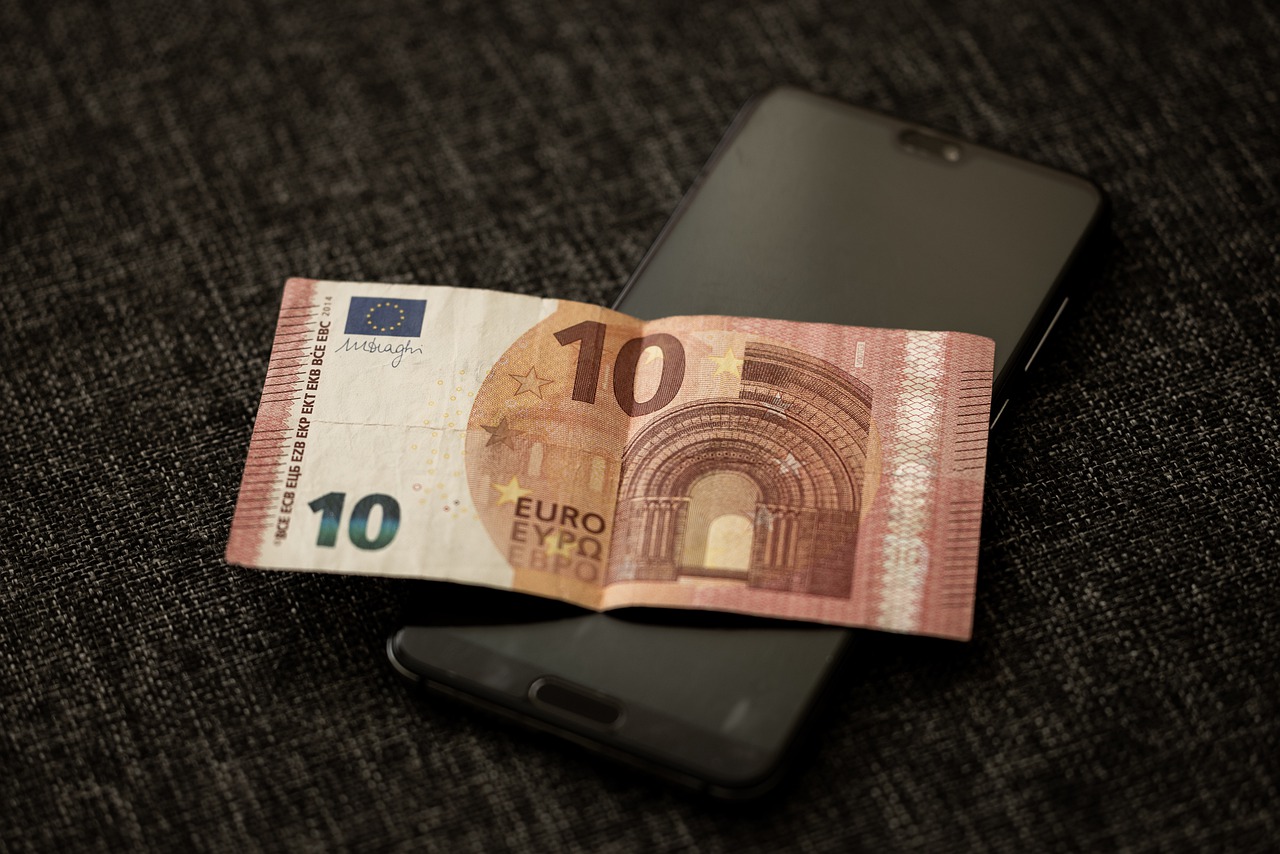 Euro Money Smart Phone Savings - Engin_Akyurt / Pixabay